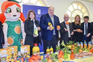 Autoridades junto a ‘Gadorina’ durante la presentación del Día de la Naranja que se celebra este domingo.