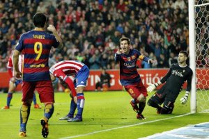 Luis Suárez y Leo Messi celebran un gol en El Molinón.