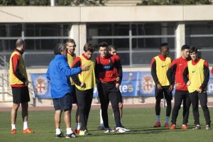 El técnico del Almería hablando con la plantilla.