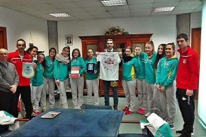 El alcalde de Selvazzano ya tiene el indalo y la camiseta.