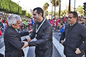 José Manuel Muñoz con el alcalde de Almería en la salida de la Clásica.
