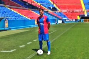 Trujillo el día de su presentación con el Levante.