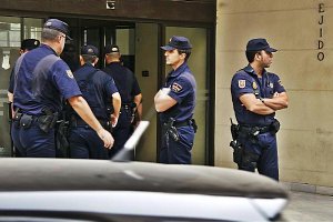 Policías ante el Ayuntamiento de El Ejido el día de la intervención judicial