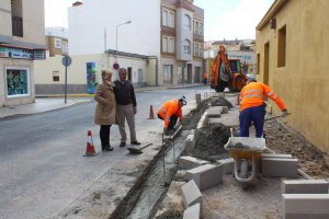Dos operarios  realizando las obras en una de las calles del barrio Ejido Norte.