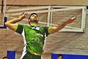 Juanmi González ejecutando el saque.