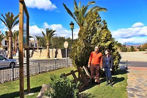 Alcalde y concejal de Turismo en el punto señalado en el municipio d ela BTT TransAlmería Levante