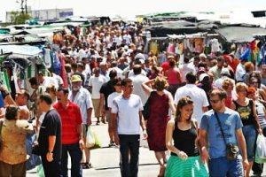Cientos de personas  paseando por el mercadillo de El Alquián. 