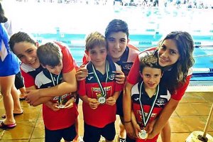 Los nadadores abderitanos con sus trofeos.