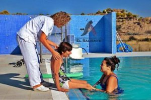 Una usuaria es atendida por dos trabajadoras de El Saliente. 