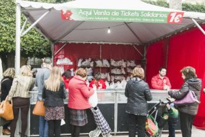 Asistentes al Día del Tomate aprovecharon la oportunidad de colaborar con Cruz Roja a la par que se llevaban tomates a su casa.