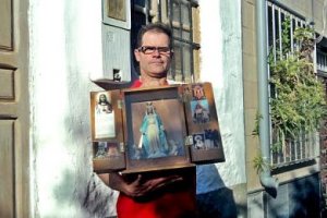 José Miguel Fernández con la caja donde guarda la figura de la Virgen Milagrosa que reparte a diario de casa en casa.