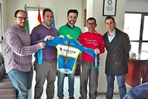 El alcalde de Macael bendice una nueva aventura ciclista.