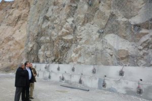 Sanz, junto a García Lorca y Oña, observan la actuación realizada en el talud, 