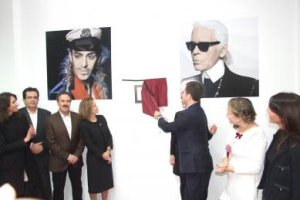 Miguel Ángel Castellón, teniente de alcalde, descubre la placa de inauguración de la ESME.