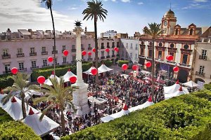 Panorámica de la Plaza Vieja en la primera edición del Día del Tomate