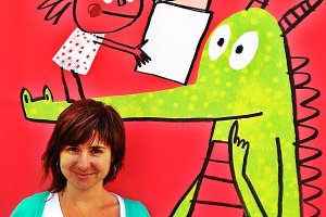 Anna Llenas junto a una de sus ilustraciones.