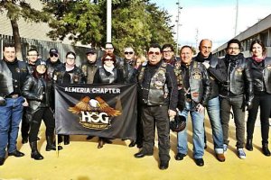 Los participantes posan junto al Palacio Mediterráneo.