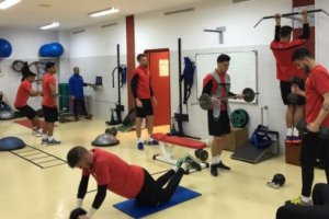 Los jugadores rojiblancos en el gimnasio del Estadio.