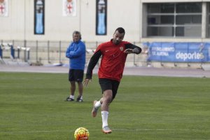 Michel Macedo lanza a puerta junto a Pipo Goro.