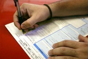 Un conductor rellenando su seguro.