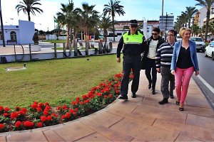 Eloisa Cabrera con Pepe Rubí recorriendo la villa de Roquetas.