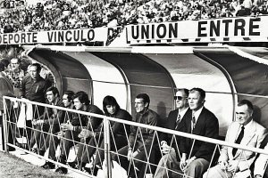 El banquillo de la Selección con Kubala de entrenador.