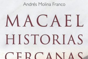 Eudosia Martínez y su hijo Antonio Alonso y al fondo el cementerio en el barrio de El Carmen. 
