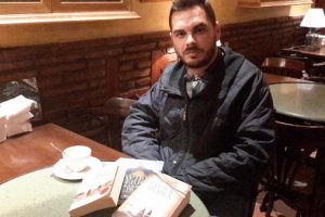 Juan Jesús Sánchez Ortega, con tres de las obras de Javier Sierra que ha analizado. 