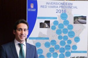 Oscar Liria ante el panel de los planes provinciales.