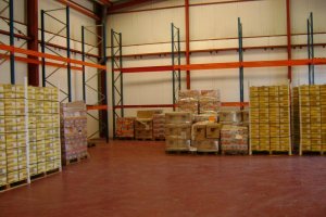 Almacén con los alimentos que ahora se repartirán en Almería.