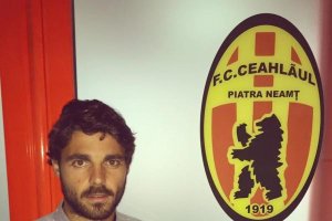 José Galán con el escudo de su nuevo equipo.