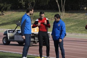 Iván Sánchez hablando con Bronzini y Serrano.