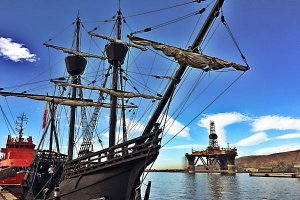 La Nao Victoria amarrada en el Muelle de Levante