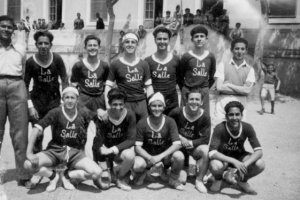 Uno de los equipos  del colegio de la Salle que jugaban los partidos de fútbol en el patio.