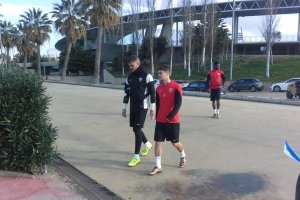 Salen los futbolistas.