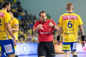 El árbitro de Almería.