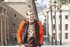 Paco Cabezas, en la terraza del Hotel Catedral, tras su entrevista con LA VOZ.