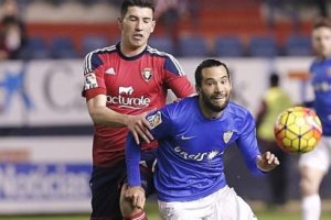 Una jugada del partido con Quique.