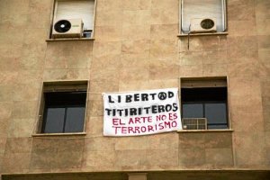 Una pancarta colgada en las ventanas de la sede de la CNT del edificio de los sindicatos, en la calle Javier Sanz.