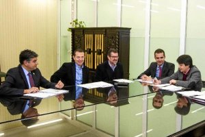 Un momento de la reunión entre los lídees de la oposición y el alcalde de Almería.