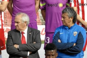 Alfonso y Goro miran hacia el mismo lado.