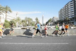 Corredores cruzan La Rambla a la altura de Las Almadrabillas en el marco de la Media Maratón de Almería.
