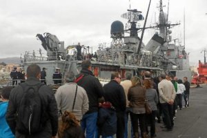 Decenas de personas visitaron en la mañana y la tarde de ayer sábado el buque y disfrutaron recorriendo su cubierta. 