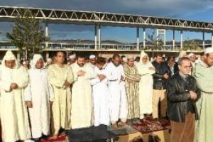 Rezo de musulmanes en el Estado de los Juegos Mediterráneos de Almería.