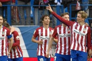 Los colchoneros celebrando la victoria.
