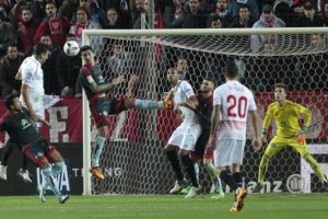 Cabezazo de Rami para abrir el marcador.