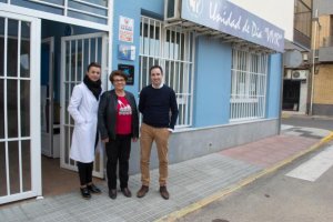 La presidenta de la Asociación Vivir, Dolores Prados junto al neurólogo José Rubí y la Directora de la Unidad de Daño Cerebral de VIVIR, Loli Olivenc