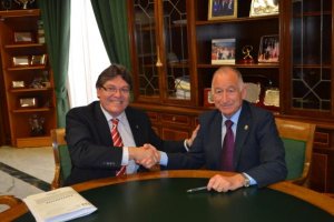 Firma del convenio en 2015 entre el presidente de Diputación y Rogelio Mena.