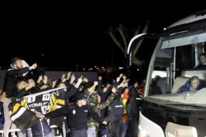 Los seguidores del Valencia increpando a los jugadores.