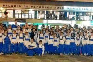 Los niños de La Mojonera a las puertas del pabellón.